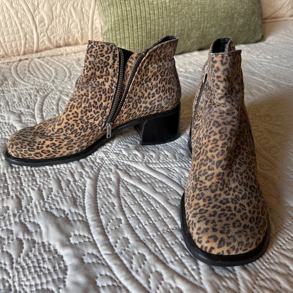 Franco Sarto – Leopard print suede lowcut zip boots – 8.5M